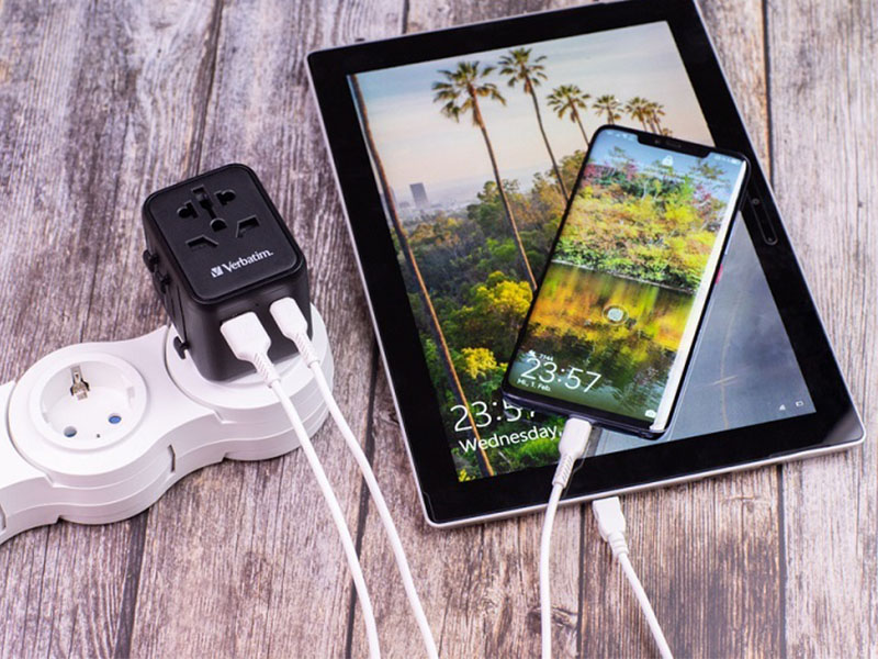Universal Charger Travel Adapter UTA-02 Verbatim 20W USB-C PD & QC 3.0 USB-A